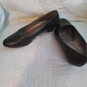 Women's 1" heel black casual/dress shoes size 10 Wide